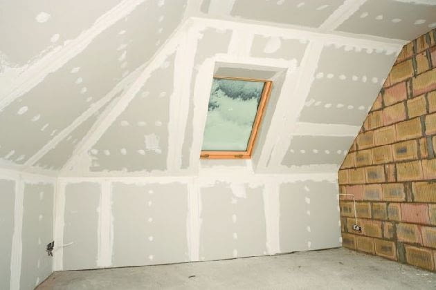 Łby wkrętów i taśmy płaskie w stykach płyt gipsowo-kartonowych powinny być tak zaszpachlowane, aby nie było wybrzuszeń Łby wkrętów i taśmy płaskie w stykach płyt gipsowo-kartonowych powinny być tak zaszpachlowane, aby nie było wybrzuszeń