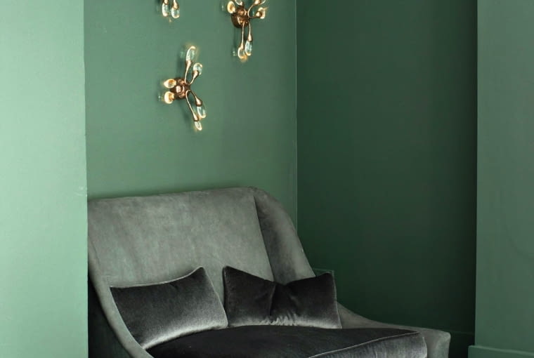 lampa ścienna Damselfly zachwyca zjawiskową urodą. Jak większość lamp brytyjskiej marki Ochre wykonany z kryształowego szkła i metalu. Organiczny kształt z pewnością zainspirowany światem roślin. ochre.net