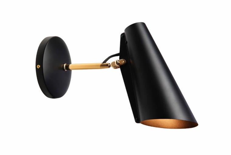 wewnętrzne światło Kinkiet Birdy z rodziny lamp o tej samej nazwie został zaprojektowany w 1952 r. W 2013 firma Northern Lighting ponownie uruchomiła produkcję tych pięknych klasycznych lamp. 949 zł, scandinavianliving.pl