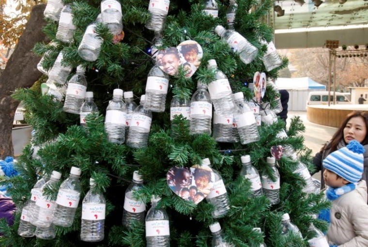 Korea Południowa: Podobne rozwiązanie zastosowano w Seulu. Specyficzna dekoracja świąteczna jest częścią kampanii Waterful Christmas na rzecz dostarczania czystej wody afrykańskim dzieciom. Podobne rozwiązanie zastosowano w Seulu. Specyficzne dekoracja świąteczna jest częścią kampanii Waterful Christmas na rzecz dostarczania czystej wody afrykańskim dzieciom.
