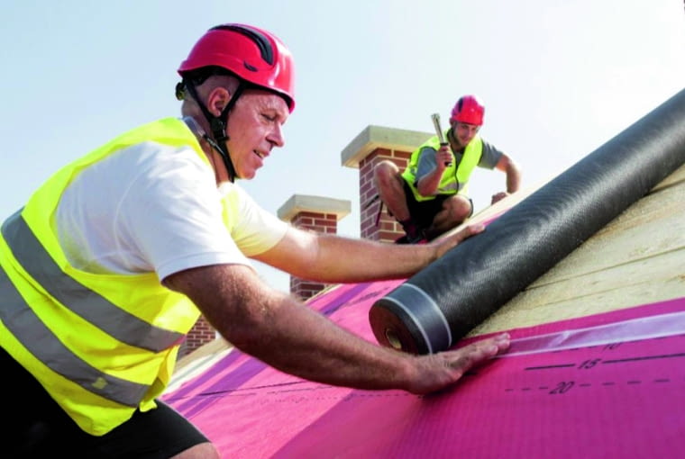 Folie dachowe nie przepuszczają wody, chronią także przed wiatrem;  mogą być mniej lub bardziej paroprzepuszczalne