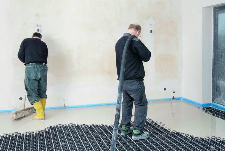 Typowy jastrych cementowy ma grubość co najmniej 65 mm, zaś anhydrytowy (gipsowy) nie  mniej niż 46 mm. W warstwie tej znajdują się rury grzejne