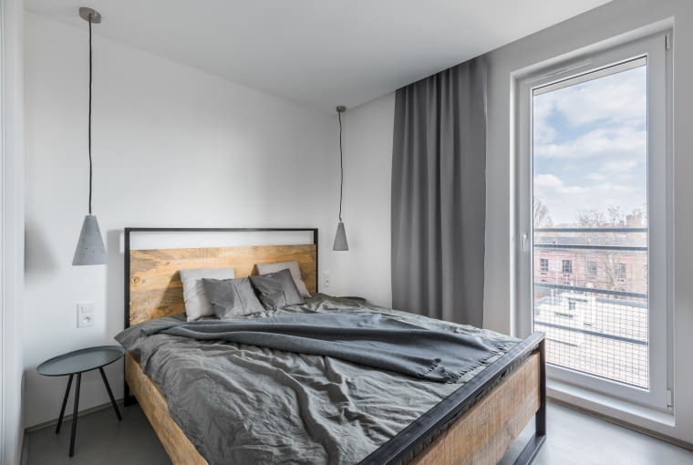 Aranżacja mieszkania: szarości i czerwona cegła