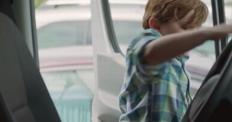 "Chłopiec" wsiada do auta "Chłopiec" wsiada do auta