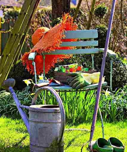 Prace w ogrodzie mogą być naprawdę przyjemne, jeśli odpowiednio się do nich przygotujemy: narzędzia i rękawice to podstawa.