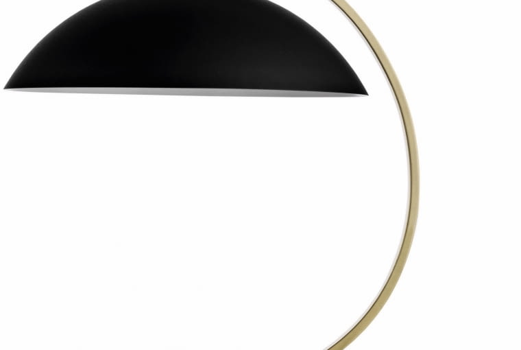 pod parasolem Lampa biurkowa Shelter stylistyką nawiązuje do wzornictwa lat 30. Na wygiętej na kształt łuku nodze z mosiądzu zawisł spory klosz z czarnego metalu. 1279 zł, BoConcept