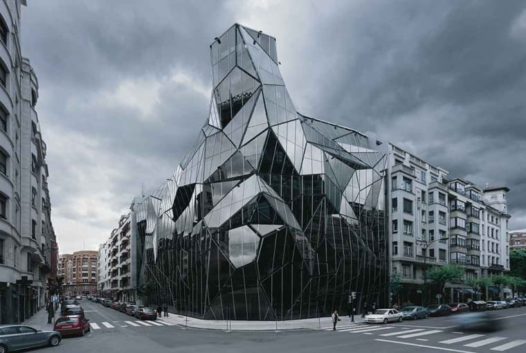 Offices Osakidetza pokazuje, że najciekawsze budynki Bilbao niekoniecznie można zobaczyć tylko przy rewitalizowanych nabrzeżach rzeki Ria de Bilbao. Władze miasta postanowiły też wnieść trochę świeżej architektury w Stare Miasto. Ten miejski urząd zaprojektował młody baskijski architekt - Juan Coll-Barreu. Jego dzieło wypełnia narożnik ulic Calle Licenciado Poza i La Alameda de Rekalde. architektura, top 10, hiszpania, frank gehry, bilbao, budynek