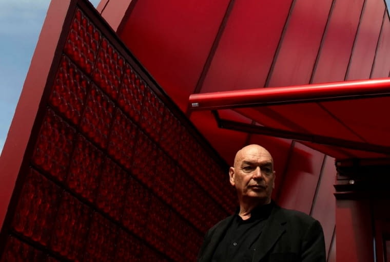 Jean Nouvel miał zaledwie 6 miesięcy na zaprojektowanie i realizację powierzonego przez londyńską galerię Serpentine zadania. Jean Nouvel zaprojektował pawilon Red Sun w londyńskim Hyde Parku na zamówienie renomowanej Serpentine Galerie