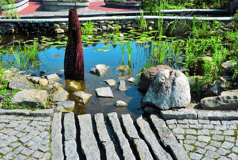 Sposób na strumień w ogrodzie - woda spływająca do stawu rowkami nie utrudnia przejścia lub przejazdu wózkiem. Sposób na strumień w ogrodzie - woda spływająca do stawu rowkami nie utrudnia przejścia lub przejazdu wózkiem.