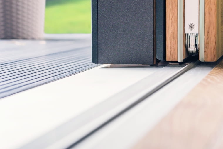 Oprócz bezbarierowości płaskie progi zapewniają estetyczny design, pełne doszczelnienie oraz brak zużycia podczas eksploatacji. Dzięki swej budowie są idealnym rozwiązaniem do domów pasywnych Oprócz bezbarierowości płaskie progi zapewniają estetyczny design, pełne doszczelnienie oraz brak zużycia podczas eksploatacji. Dzięki swej budowie są idealnym rozwiązaniem do domów pasywnych