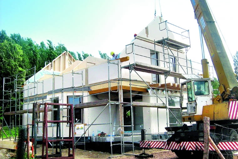 Gotowe elementy firma przywozi na plac budowy, porównując oferty, spytajmy o koszt transportu