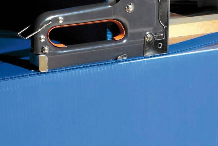 MEBLE BIURKO - RENOWACJA STYLIZACJA MARIANNA BAUMAN FOT. MARIANNA BAUMAN PUBLIKACJA CZTERY KATY NR 8 (166) - 8.2005 SLOWA KLUCZOWE: MEBLE MAJSTERKOWANIE - MODELARSTWO KONSERWACJA - RENOWACJA NARZEDZIA ZDJĘCIE DO WKŁADKI: PUBLIKACJA CZTERY KATY NR 8 (166) - CZASOPISMA