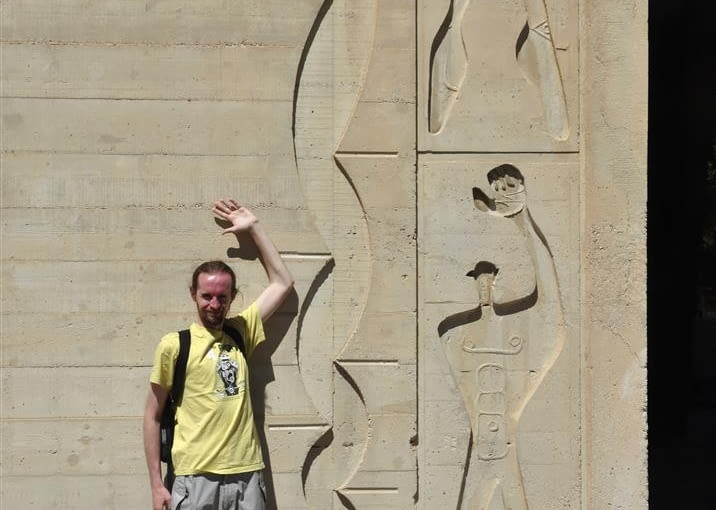 Jednostka Marsylska, proj. le Corbusier - Tomasz Sopyło na tle ściany z reliefem Modulora w tle