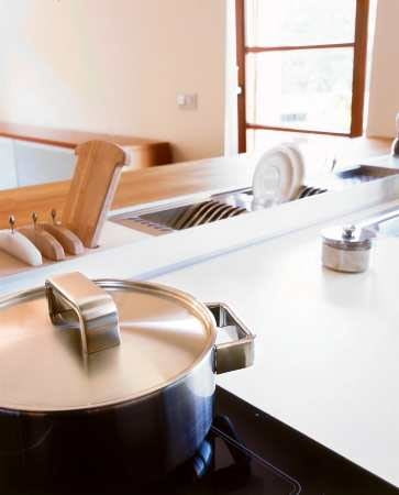 W blat wyspy wmontowano również wygodną suszarkę do naczyń. W zagłębieniach obok niej przechowuje się deski do krojenia.