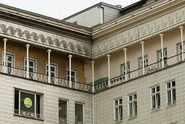 Karl-Marx-Alee. Krużganek otaczający ostatnie piętro w budynku przy Bramie Frankfurckiej. Cienkie kolumienki dźwigają ciężki gzyms z ceramicznym fryzem w formie płaskorzeźbionej spirali.