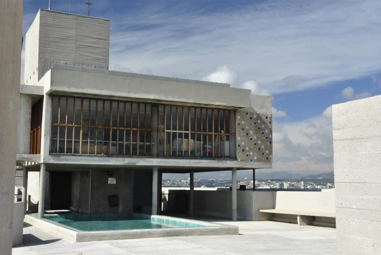 Jednostka Marsylska, proj. Le Corbusier - świetlica i basen. Ta część tarasu na dachu zarezerwowana jest wyłącznie dla mieszkańców