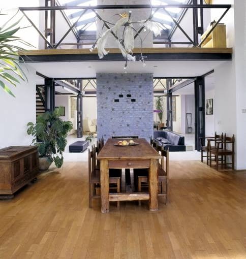 Pokój dzienny podzielony na aneksy funkcjonalne. Centralną - zwykle najciemniejszą - część domu rozjaśniono poprzez efektowne przeszklenie połaci dachowych Pokój dzienny podzielony na aneksy funkcjonalne. Centralną - zwykle najciemniejszą - część domu rozjaśniono poprzez efektowne przeszklenie połaci dachowych