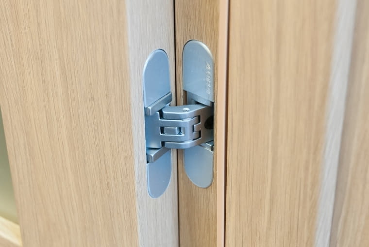 Zawiasy w drzwiach bezprzylgowych Zawiasy w drzwiach bezprzylgowych