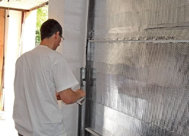 Układa się ją pasami od góry bramy i mocuje do niej specjalną taśmą