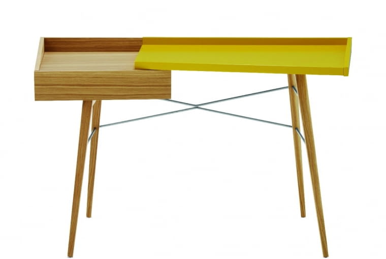 Litho. Pomysłowe i asymetryczne. Lewa połowa z szufladą w dębowym fornirze, prawa lakierowana na żółto. Nogi z litego dębu. 7000 zł, ligne-roset.com