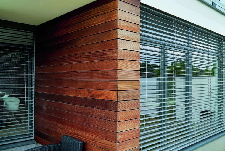 Żaluzje pozwalają regulować dostęp światła i ciepła do wnętrz; można je podnosić i opuszczać, a także zmieniać kąt ustawienia lameli Żaluzje pozwalają regulować dostęp światła i ciepła do wnętrz; można je podnosić i opuszczać, a także zmieniać kąt ustawienia lameli