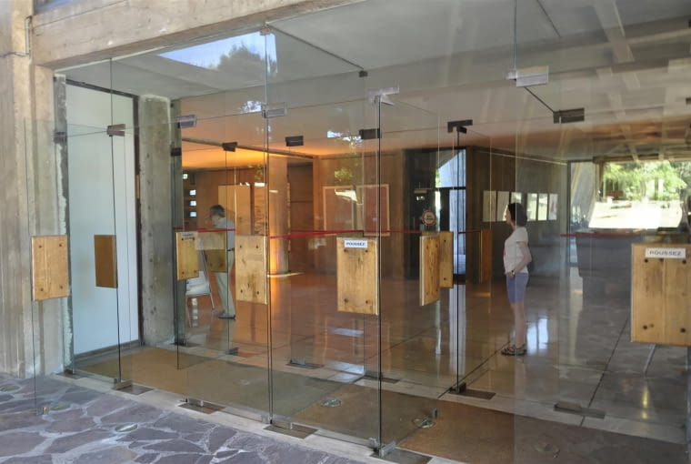 Jednostka Marsylska, proj. le Corbusier - wejście do foyer z podcienia