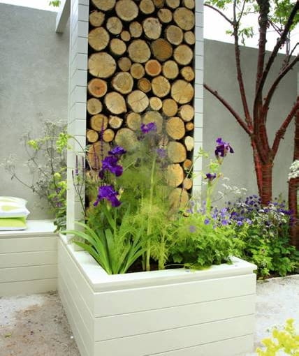 Ogród z wystawy Chelsea Flower Show 2010. Na podwyższonych, łatwo dostępnych z każdej strony rabatach rosną mało wymagające rośliny: różne odmiany irysów, róże, bodziszki, koper włoski 26.05.2010 LONDYN MIEDZYNARODOWA WYSTAWA OGRODOW CHELSEA FLOWER SHOW