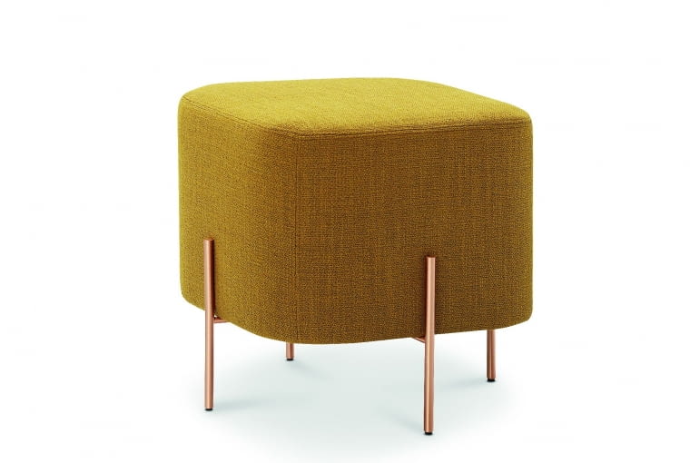 Elephant - Puf na cienkich nóżkach przewrotnie został nazwany 'słoniem'. W kolekcji o tej samej nazwie, dostępny też model w większym rozmiarze z wbudowanym dębowym blacikiem. Wzór, Sancal