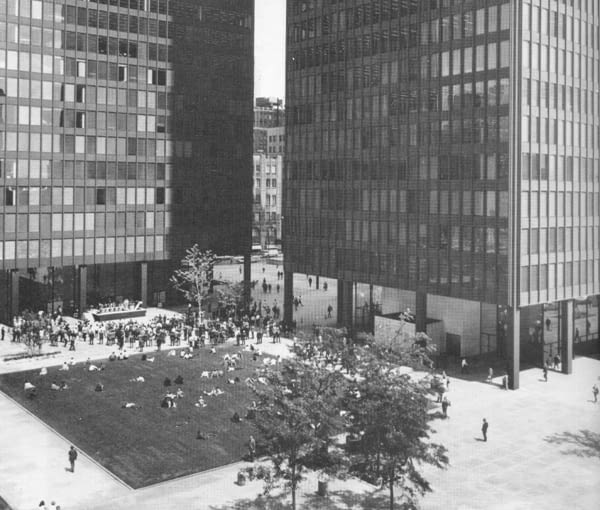 W ostatnich latach życia Mies van der Rohe wzniósł też olbrzymie zespoły biurowo-handlowe w Kanadzie. Toronto Dominion Centre powstało w Toronto w latach 1963-1969, to kompleks trzech budynków biurowych z publicznym placem i centrum handlowym w podziemiu modernizm, mies van der rohe, wieżowiec, usa, architekt