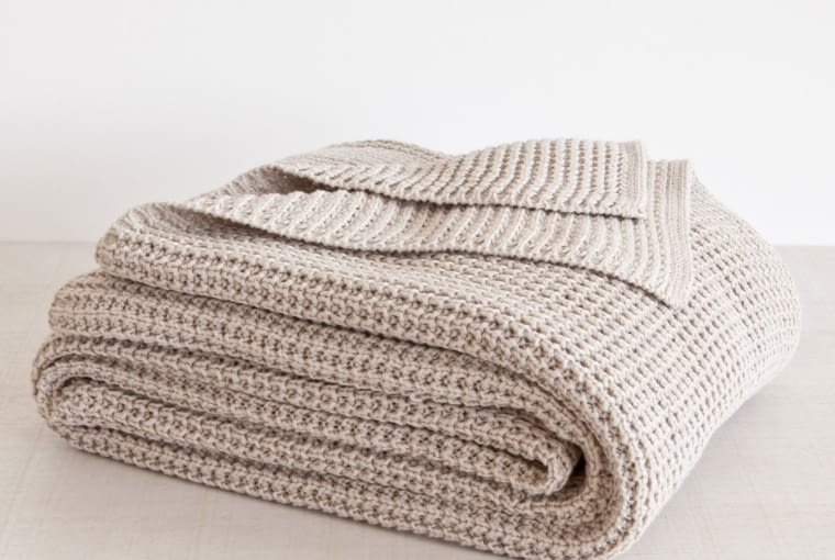 Zara Home - Milano Collection: koc z bawełnianej dzianiny (130 x 170 cm). Cena: 239 zł. zara home, len, lniana pościel, prostota, minimalizm we wnętrzach, prosta pościel