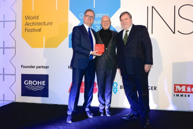 Wręczenie nagrody Normanowi Fosterowi podczas gali na Światowym Festiwalu Architektury w Berlinie Wręczenie nagrody Normanowi Fosterowi podczas gali na Światowym Festiwalu Architektury w Berlinie