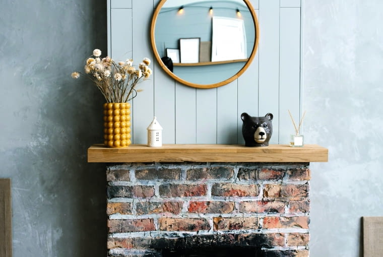 Taki model  paleniska, pomimo  wielu walorów, ma  jednak swoje  wady. Jedną  z nich jest  osadzanie się  znacznego brudu  wokół kominka.  Sadza osiada  zarówno na  rusztach  jak i obudowie  kominka, zatem  czeka nas  konieczność  częstego