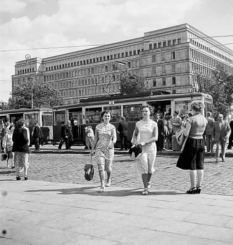 Dawna siedziba KC PZPR. Monumentalny budynek przy Rondzie de Gaulle'a został wzniesiony w latach 1948-52. Do 1990 roku znajdowała się tam siedziba KC PZPR, a obecnie Centrum Bankowo - Finansowe "Nowy Świat". Najważniejszy budynek PRL przez lata obrósł w liczne legendy. Wspólnie zwiedzimy dawne biura pierwszych sekretarzy, jak również tajemnicze podziemia, magazyny i kotłownie. LATO 1956 WARSZAWA, BUDYNEK KC PZPR, polska architektura, uwolnij przestrzen