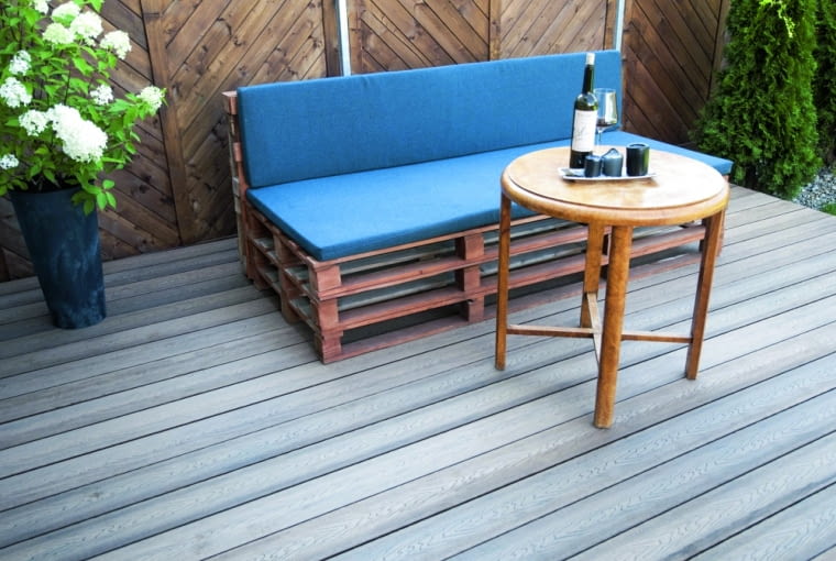 Innowacyjny sposób wytłaczania formuje twardszą i głębszą strukturę na wzór drewna, charakteryzującą się zwiększonymi walorami antypoślizgowymi, deska kompozytowa Gardin Natur Innowacyjny sposób wytłaczania formuje twardszą i głębszą strukturę na wzór drewna, charakteryzującą się zwiększonymi walorami antypoślizgowymi, deska kompozytowa Gardin Natur