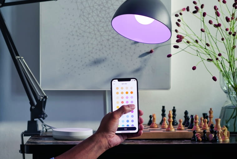 Barwa światła taka jak nastrój? Oczywiście – kilka kliknięć w apli kacji i gotowe. A może specjalna scena na powitanie gości? Tu też sprawdzi się smart sterowanie światłem Barwa światła taka jak nastrój? Oczywiście – kilka kliknięć w apli kacji i gotowe. A może specjalna scena na powitanie gości? Tu też sprawdzi się smart sterowanie światłem