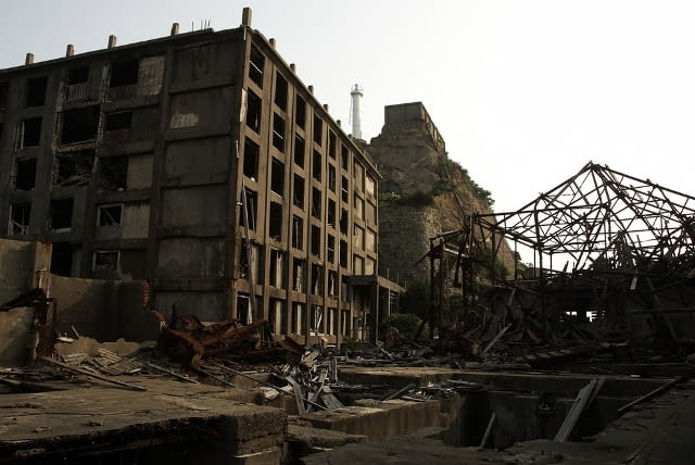 Ruiny poprzemysłowej zabudowy na wyspie Hashima. Ruiny poprzemysłowej zabudowy na wyspie Hashima.