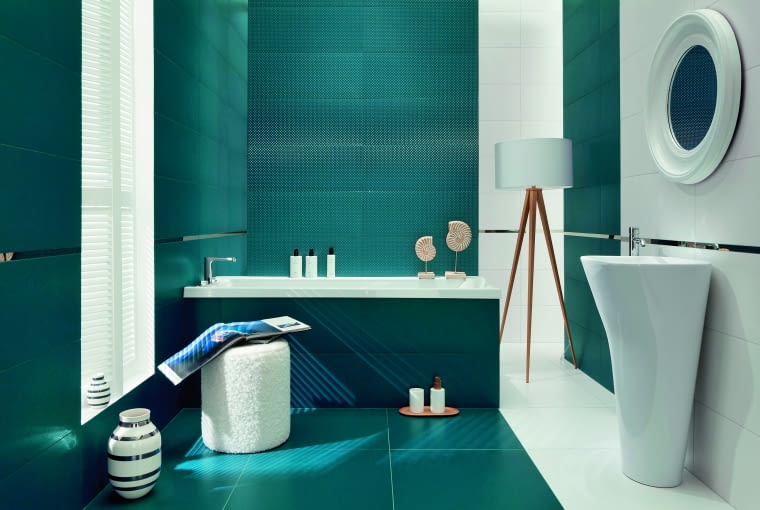 Przestrzeń w intensywnych odcieniach niebieskiego relaksuje i wprowadza w błogi nastrój. Połączenie płytek w różnych formatach tworzy ciekawy efekt Przestrzeń w intensywnych odcieniach niebieskiego relaksuje i wprowadza w błogi nastrój. Połączenie płytek w różnych formatach tworzy ciekawy efekt