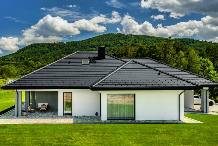 Płaska, minimalistyczna forma dachówki ceramicznej tworzy elegancką, jednolitą powierzchnię – to idealne dopełnienie współczesnych budynków. Precyzyjne linie podkreślają czystość formy, tworząc wyrafinowany akcent wizualny