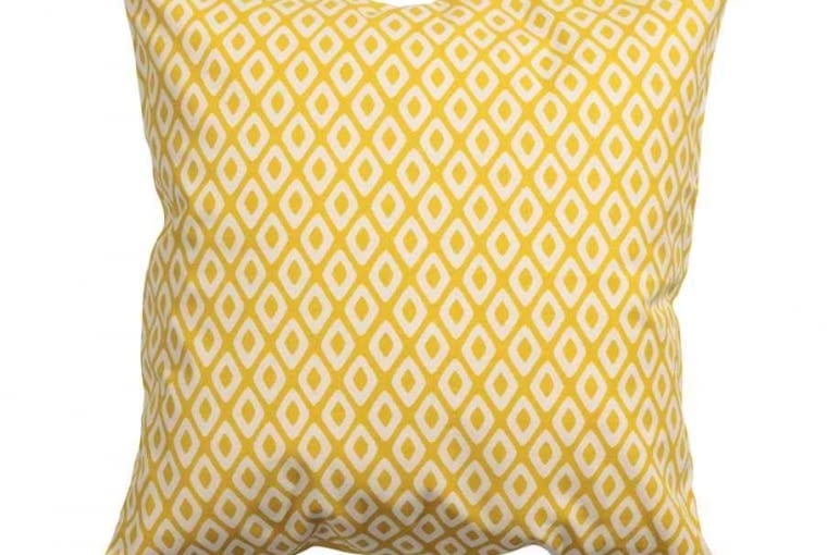 H&M Home: poszewka na poduszkę z bawełnianej tkaniny (50x50 cm). Wzorzysty przód i jednolity tył. Cena: 19,90 zł. H&M Home, zakupy, akcesoria, dodatki, nowości, nowa kolekcja