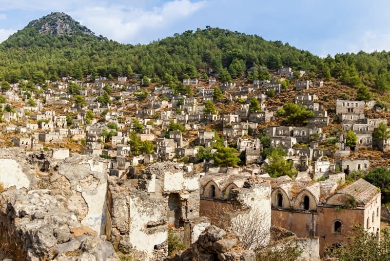 Opusczone miasto Kayaköy w Turcji