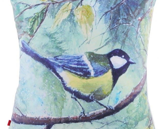 Poszewka Chicadee z pięknym motywem ptaka. Cena: 35 zł. Do kupienia na home-you.pl Poszewka Chicadee z pięknym motywem ptaka.