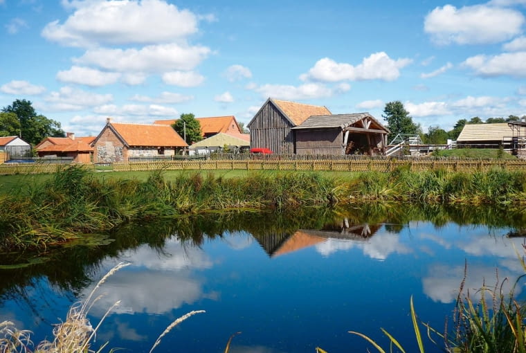 Rajski Ogród. Pokazowe założenie Nidzickiej Fundacji Rozwoju NIDA zajmuje obszar 4 ha; rośnie tu ok. 3 tys. gatunków zgromadzonych w 30 zakątkach tematycznych. A ponieważ ogród specjalizuje się w ochronie owadów pożytecznych, niemal na każdym kroku można napotkać tutaj domek dla owadów; jest też Zakątek Motylkowy oraz Park Odkrywców dla miłośników podglądania natury. Ogród czynny: V-VIII codziennie, IV, IX , X pon.-sob. w godz. 9-17. Ceny biletów: dzieci do 4 lat bezpłatnie, 4-15 lat 5 zł, od 15 lat 10 zł, bilet rodzinny 15 zł. Adres: Kamionka 5