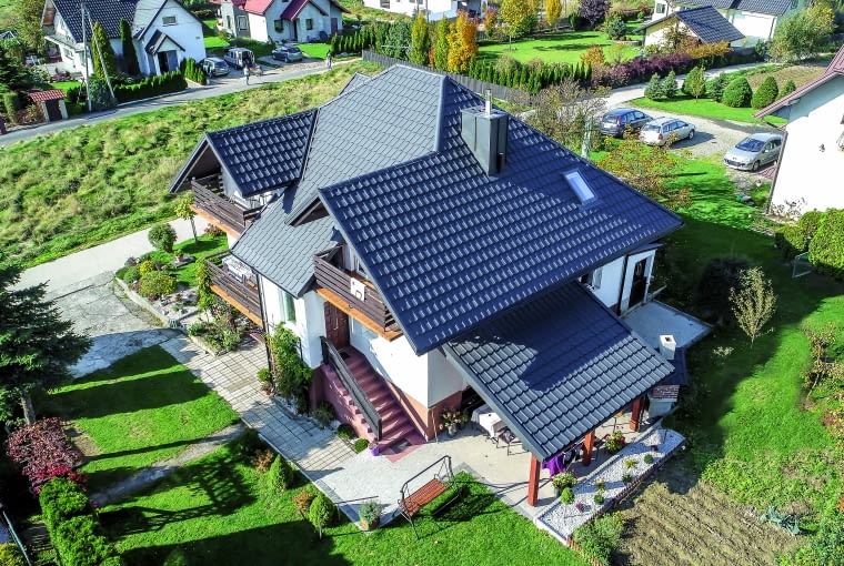 Blachodachówka modułowa o smukłej formie, ze wzmocnionymi przetłoczeniami blachy, stwarza dodatkowe możliwości w kształtowaniu dużych i małych połaci dachowych Blachodachówka modułowa o smukłej formie, ze wzmocnionymi przetłoczeniami blachy, stwarza dodatkowe możliwości w kształtowaniu dużych i małych połaci dachowych