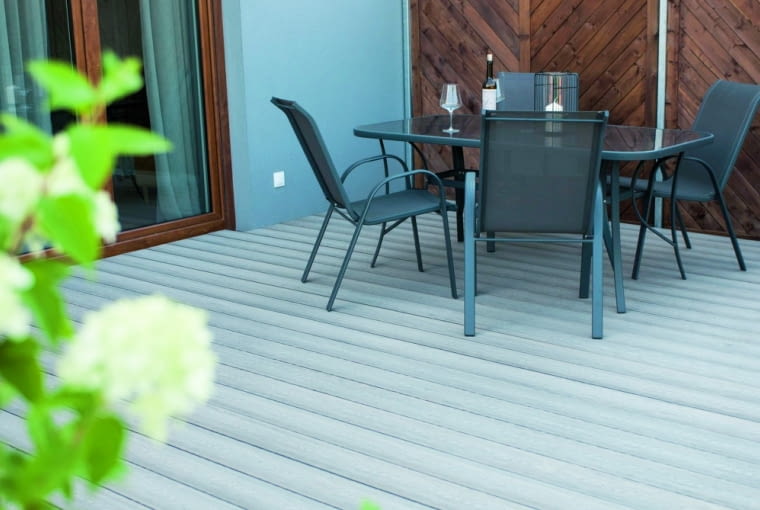 Deski kompozytowe nie wymagają corocznej impregnacji ani skomplikowanych zabiegów konserwacyjnych – wystarczy regularne czyszczenie wodą