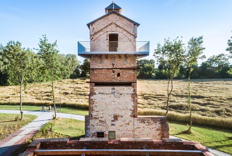 Park na Podzamczu w Łęcznej - ruiny folwarku Park na Podzamczu w Łęcznej - ruiny folwarku