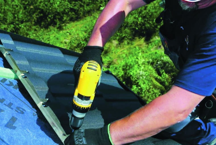 Polecony, doświadczony dekarz to ważny argument przemawiający za tym, by zmienić pokrycie dachu na blachodachówkę lub blachę płaską Polecony, doświadczony dekarz to ważny argument przemawiający za tym, by zmienić pokrycie dachu na blachodachówkę lub blachę płaską