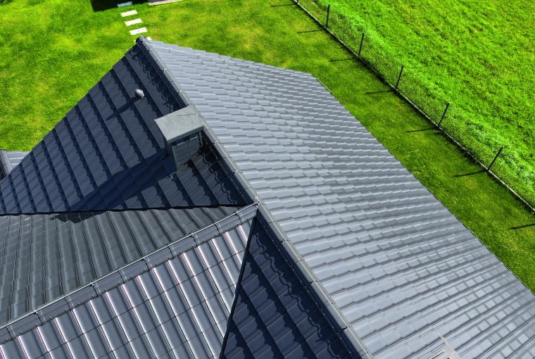 Dachówki półpłaskie wprowadzają do architektury elementy, które przyciągają wzrok. Ich forma przypomina klasyczne rozwiązania, ale z nowoczesnym akcentem Dachówki półpłaskie wprowadzają do architektury elementy, które przyciągają wzrok. Ich forma przypomina klasyczne rozwiązania, ale z nowoczesnym akcentem