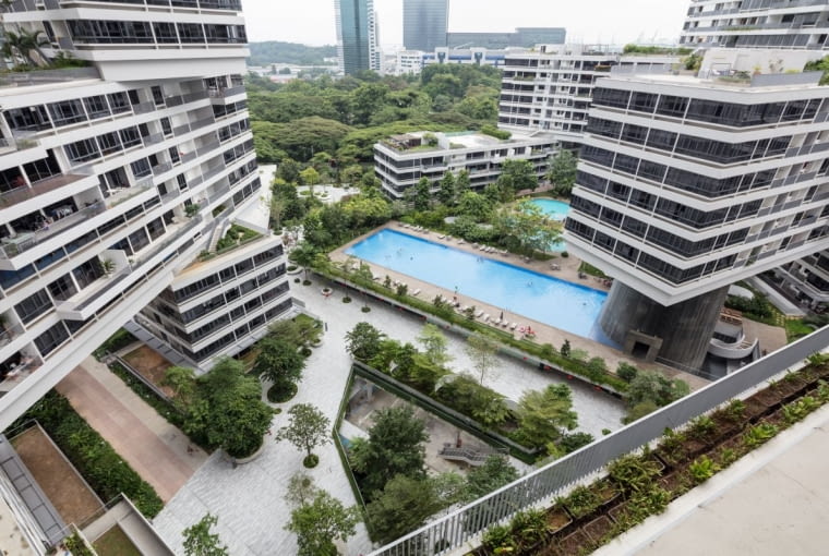 Interlace: apartamentowiec w Singapurze zaprojektowany przez OMA i Ole Sheerena. Wertykalna wioska złożona z 31 bloków poukładanych na sobie niczym klocki wokół zielonych dziedzińców.