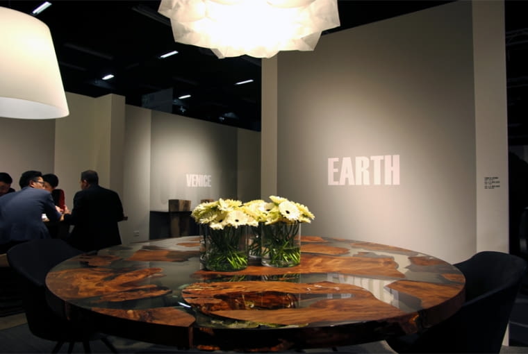 Stół Earth marki Riva 1920. Niezwykły stół z drewnem liczącym 50 tys. lat
