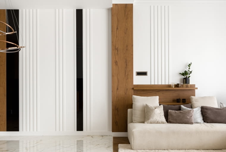 Biel, drewno i marmur - elegancki apartament